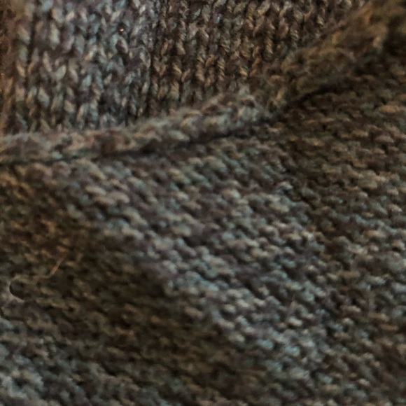 Green v-neck sweater - Picture 3 of 3